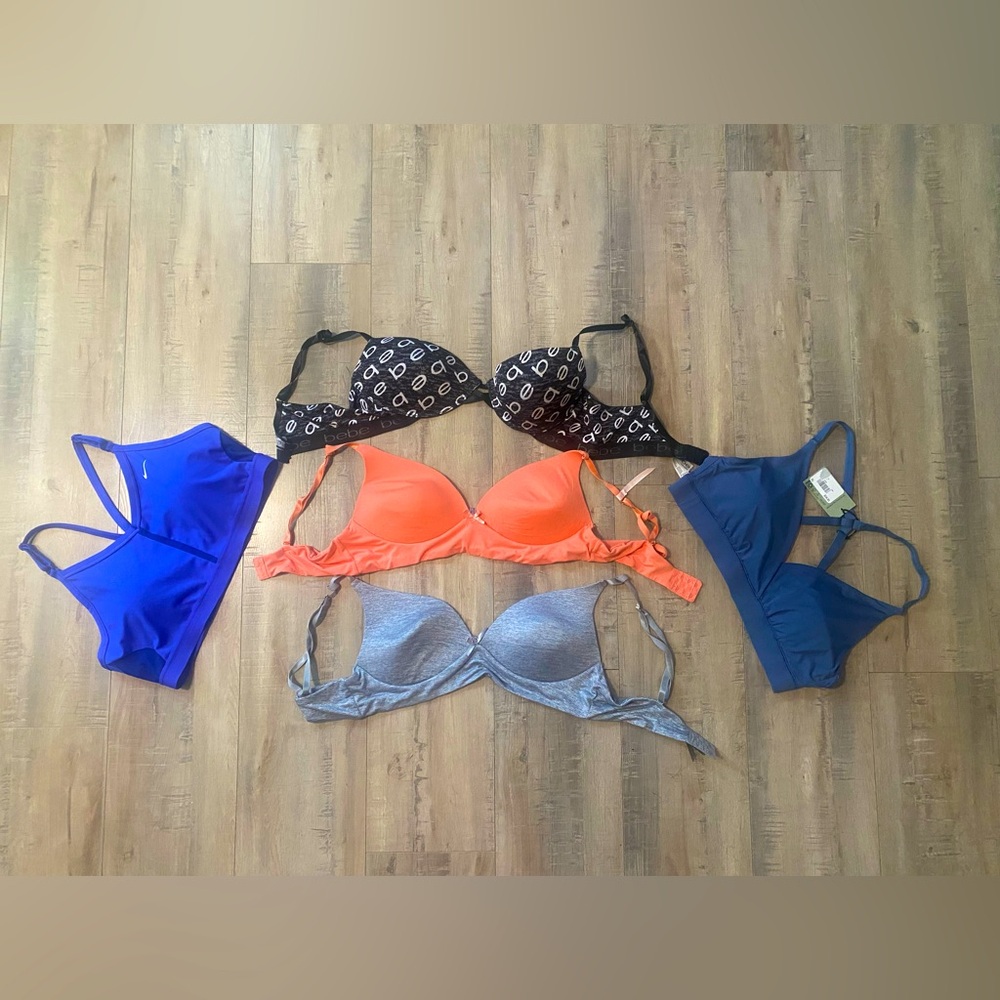 Bundle of 5. Two sports bras, 2 wireless bras and 1 regular bra. Description ⬇️